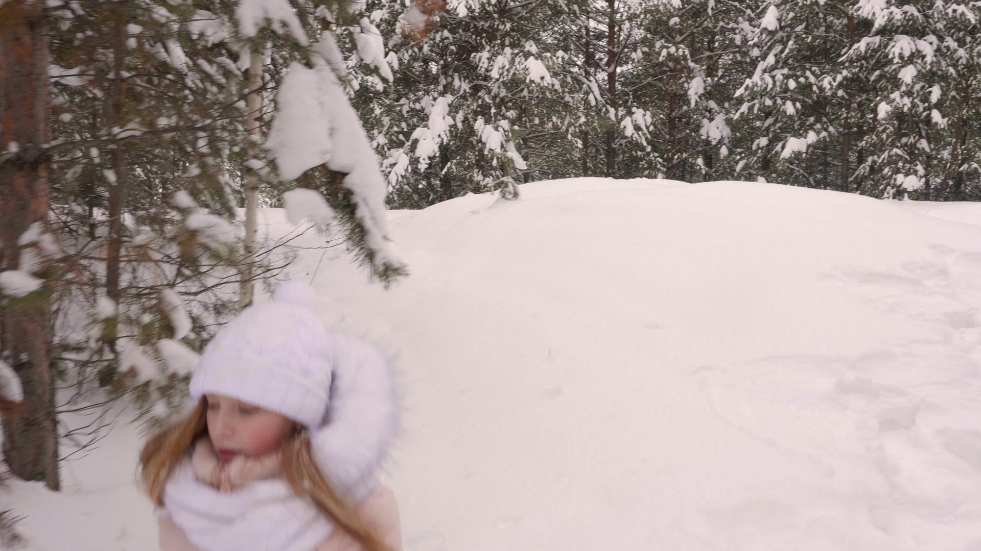 女孩在雪地上奔跑和坠落视频的预览图