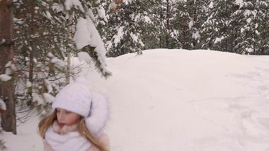 女孩在雪地上奔跑和坠落视频的预览图