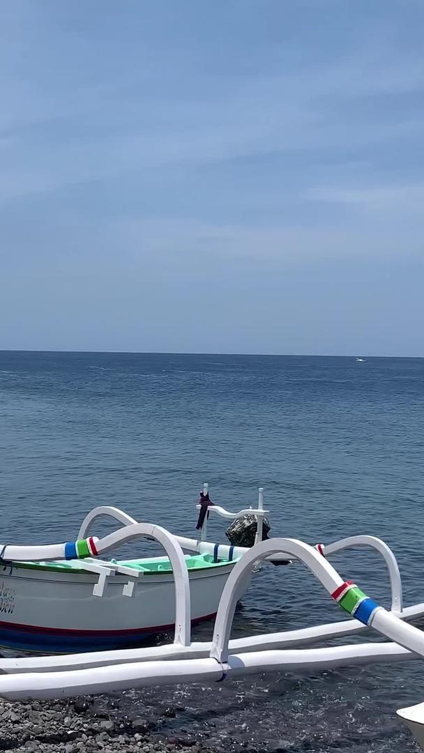 海边蜘蛛船竖屏视频视频的预览图