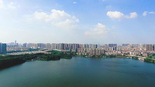 4K航拍湖南岳阳城市天际线视频的预览图