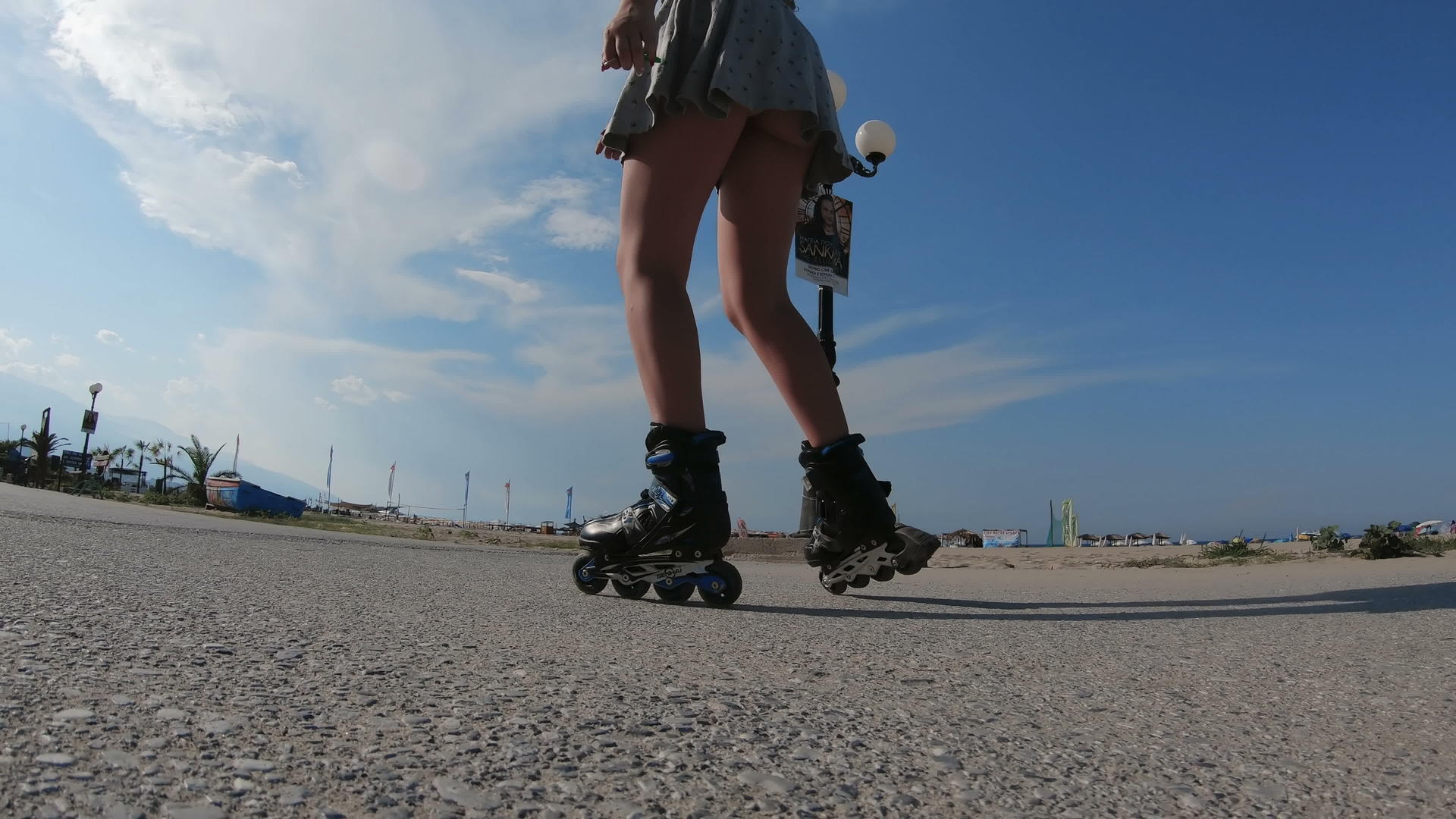 女孩们穿着滑冰鞋在海边享受阳光和锻炼的裙子视频的预览图