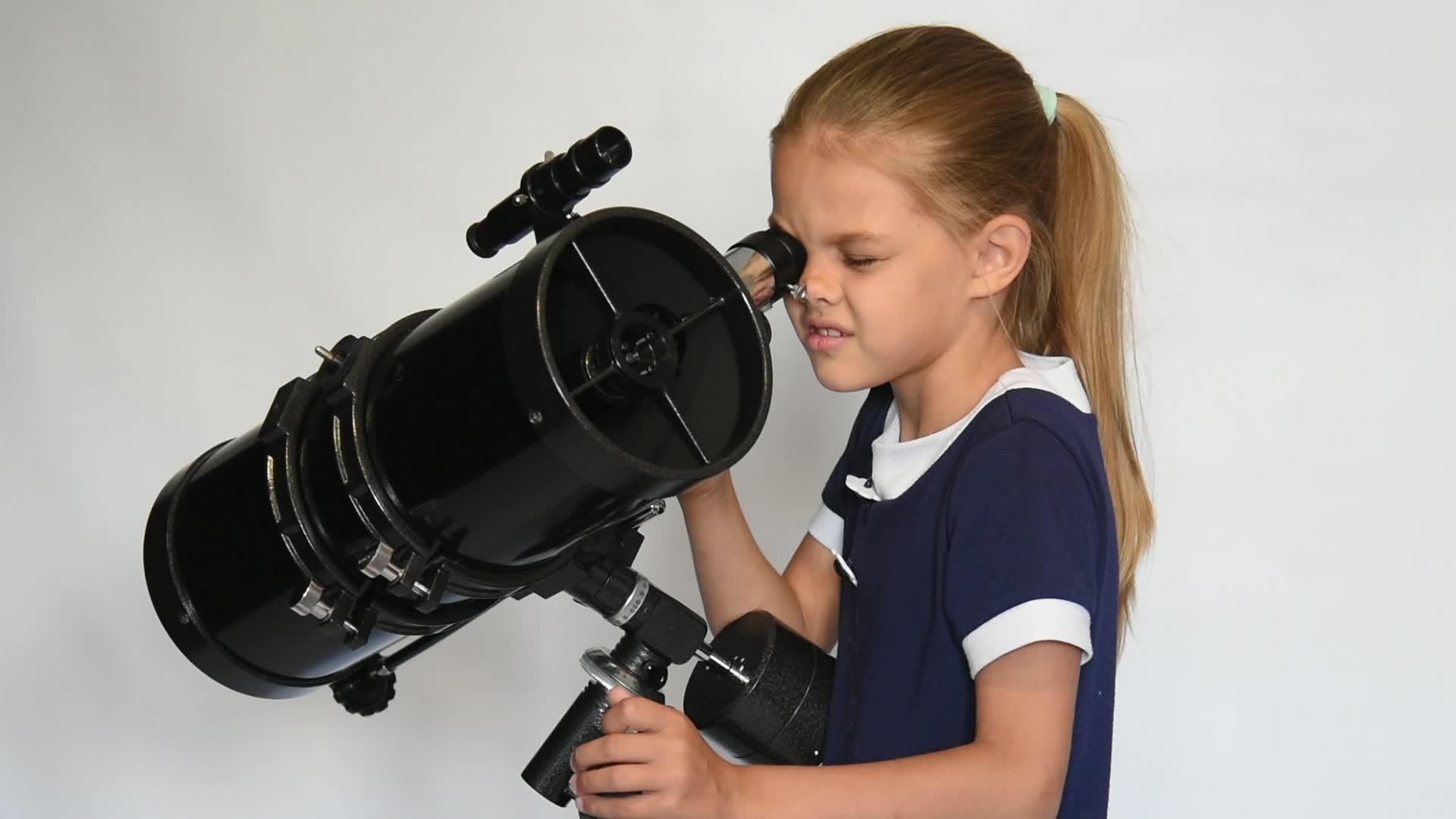 一名7岁的女孩在反射望远镜中视频的预览图