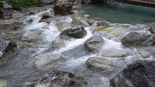 1080p升格拍摄慢动作流过石头的溪流源泉素材视频的预览图