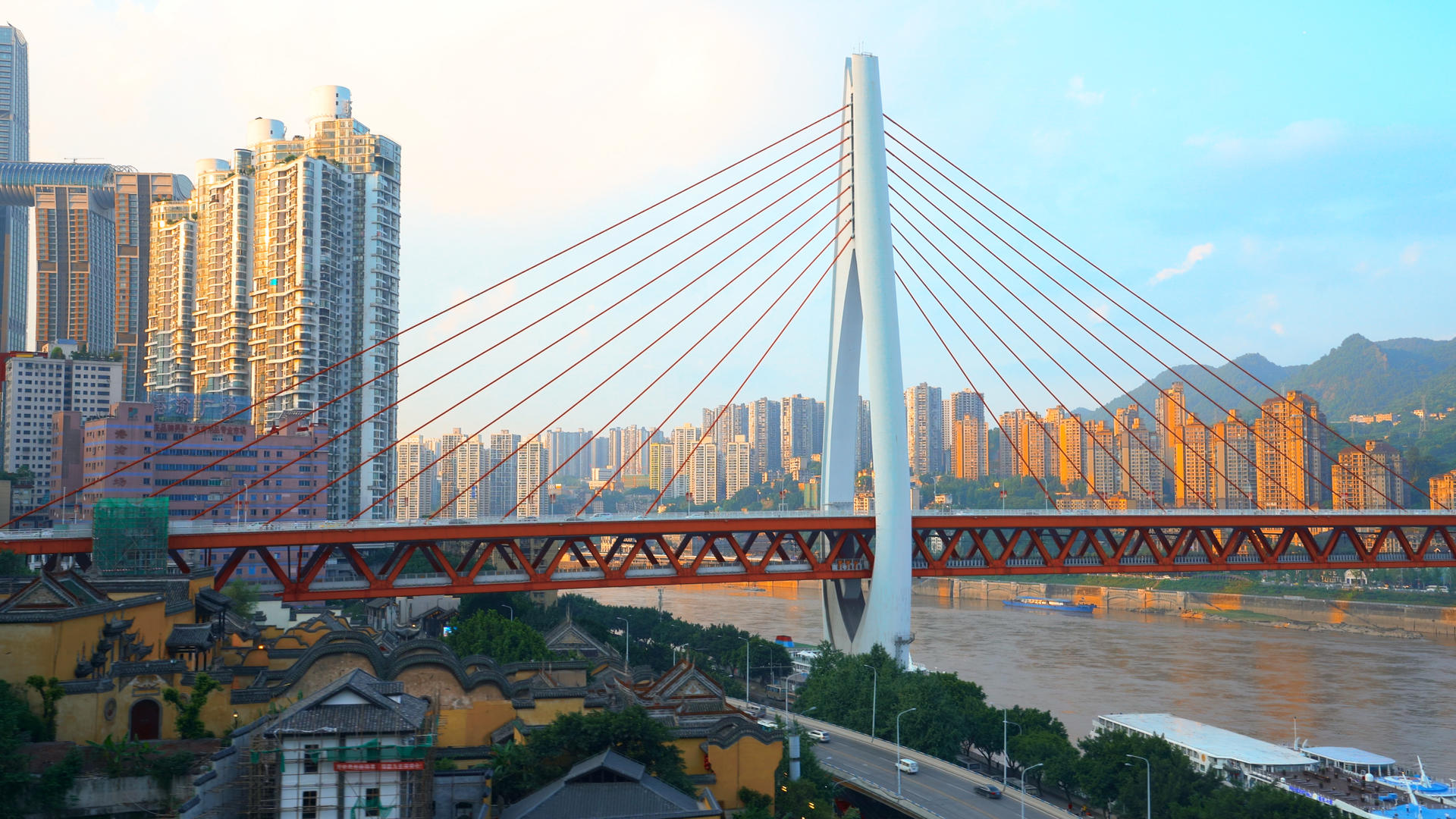 4K实拍重庆索道滑行视角千厮门大桥视频的预览图
