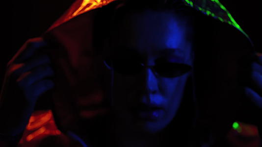 女孩在黑色背景的霓虹灯中移动视频的预览图