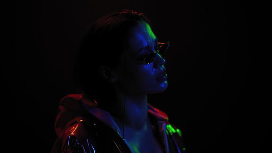 迪斯科舞的艺术设计一个穿着墨镜在灯光下跳舞的漂亮女孩视频的预览图