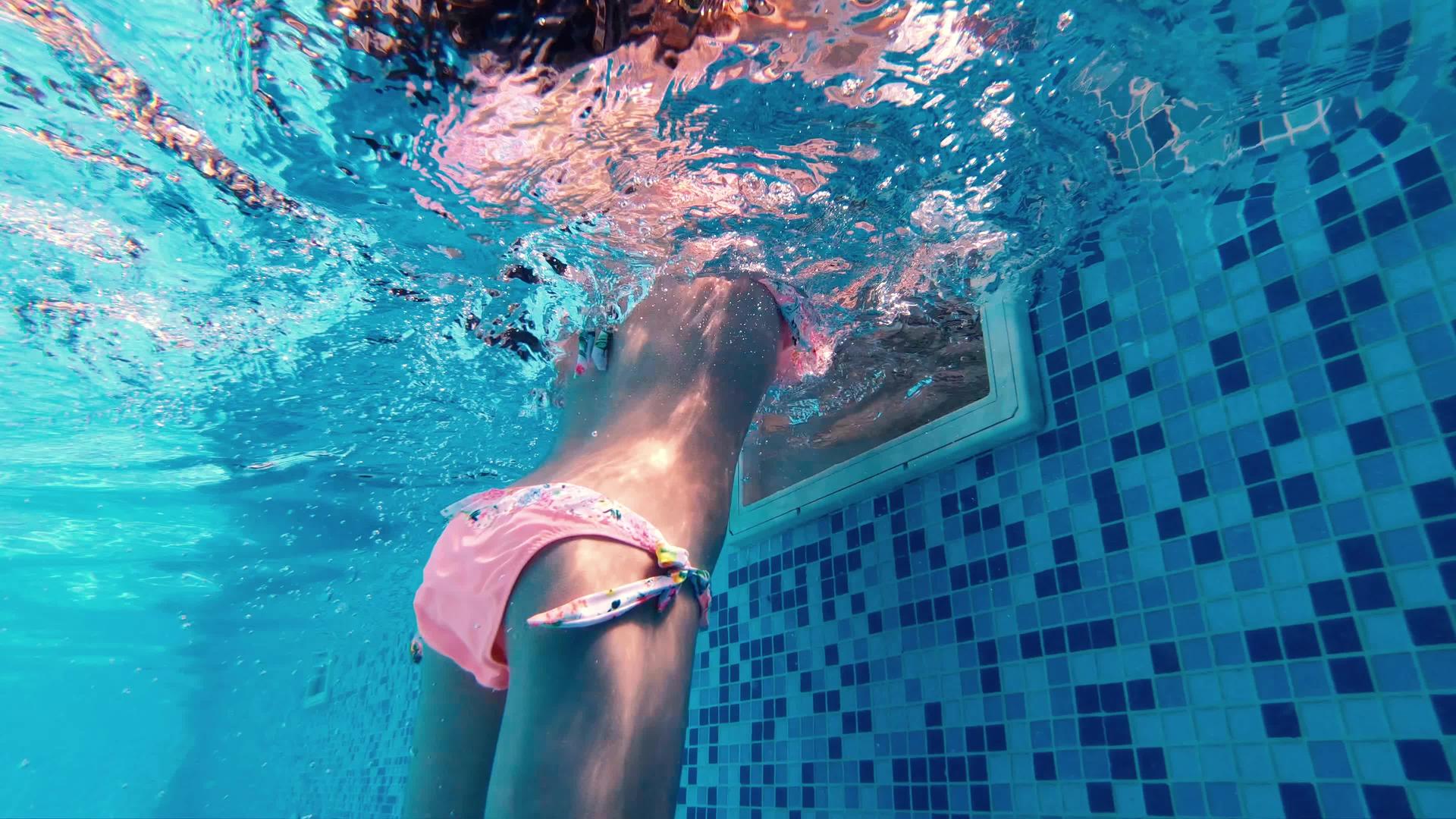 甜美的女孩有谷歌在游泳池游泳和潜水视频的预览图
