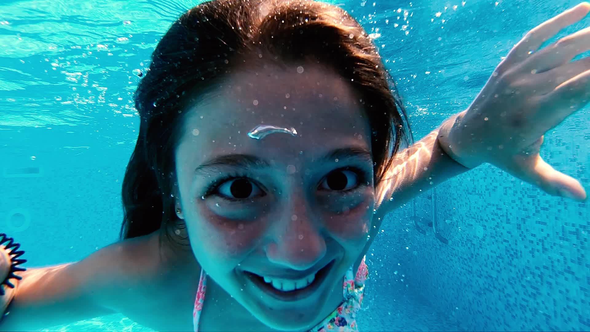 在水下游泳池的相机上做傻脸视频的预览图