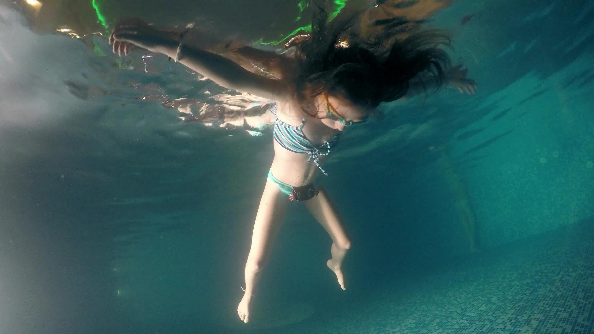 深泳池水面上的女孩视频的预览图