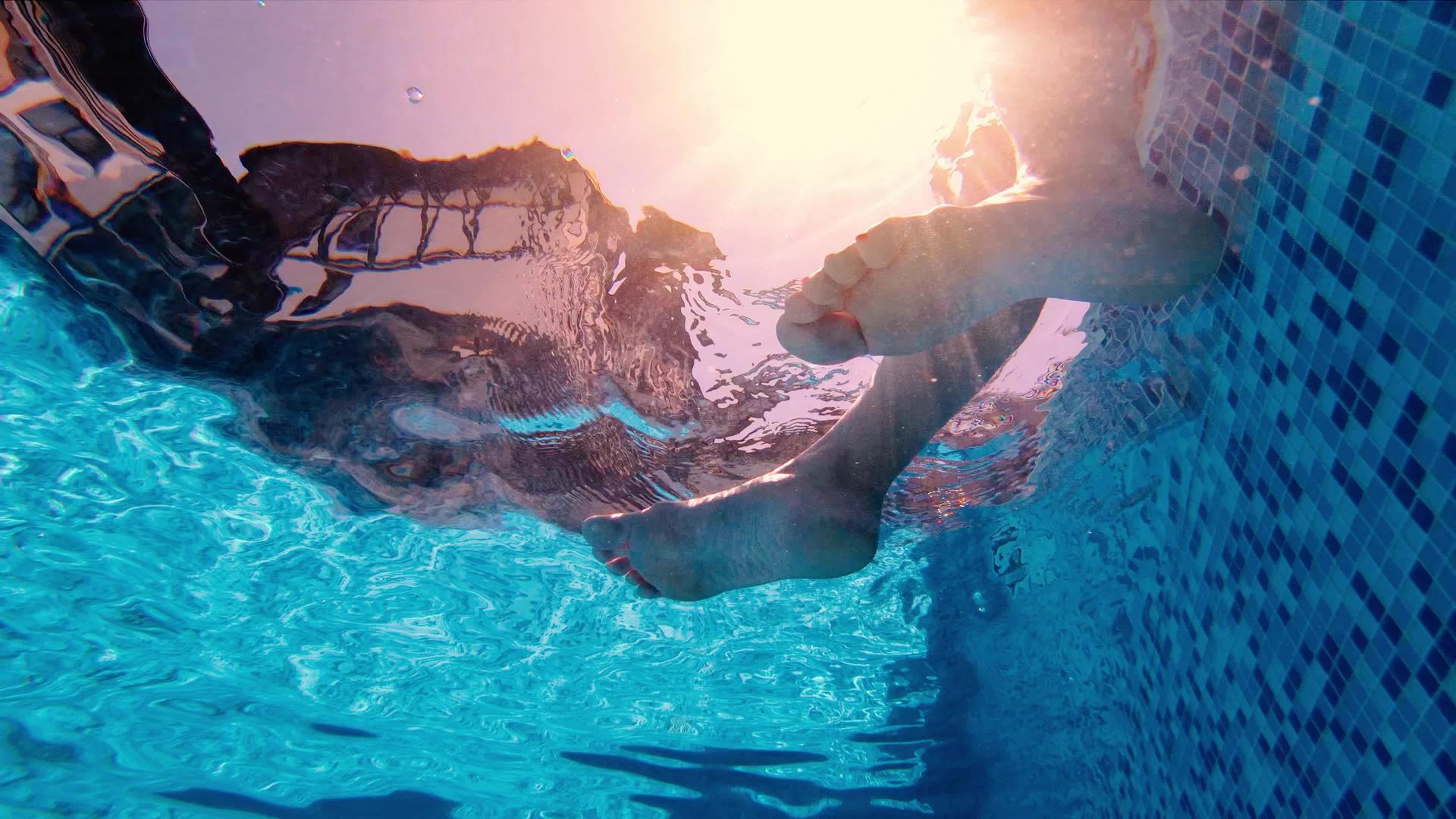 水下女性在游泳池里用双腿清新双腿视频的预览图