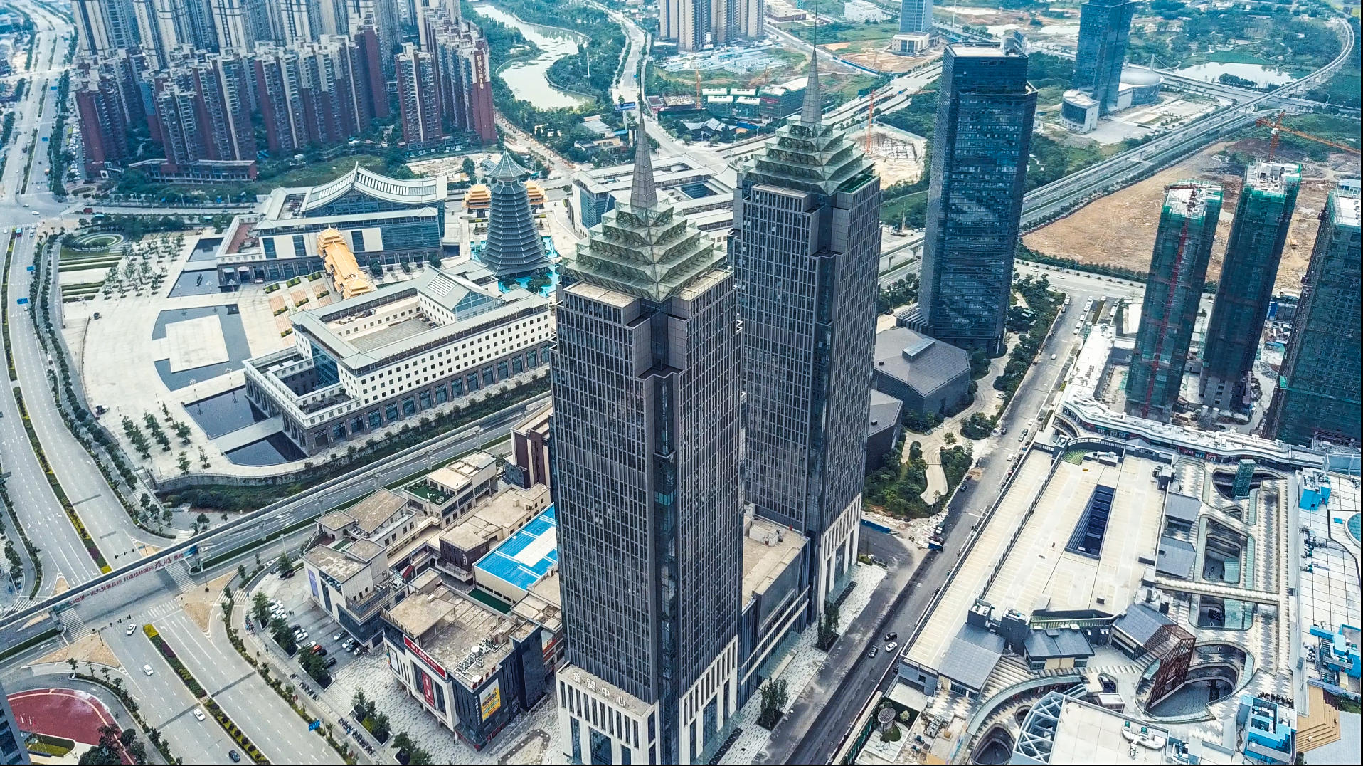 4k高清航拍桂林临桂新区金贸中心双塔高楼视频的预览图