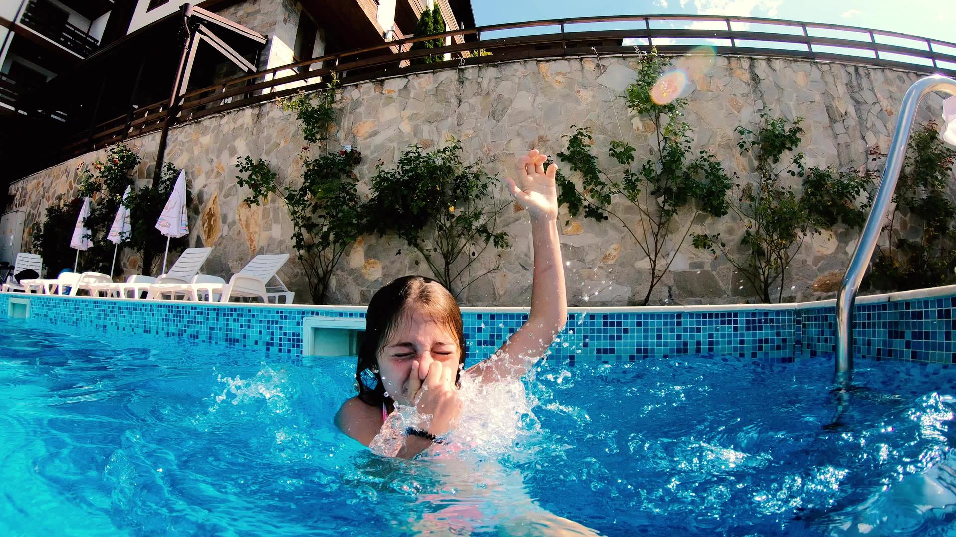 快乐的小女孩在游泳池里视频的预览图
