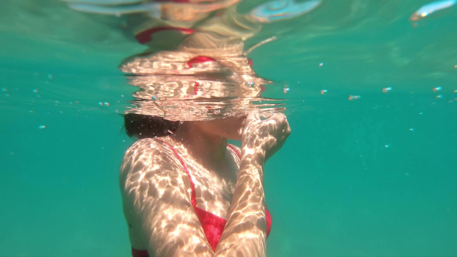 女孩在水下慢慢梳理头发视频的预览图
