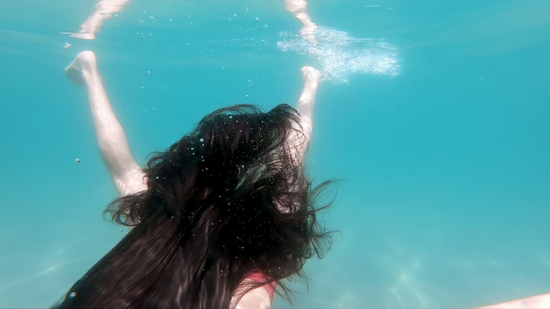 长发女孩在水下游泳在海里挥舞着头发视频的预览图