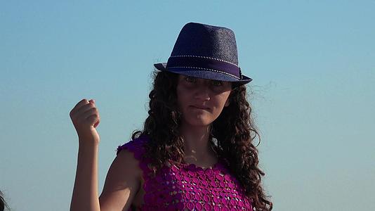 暑假旅行和人们的概念——微笑的女孩戴着草帽在海滩上跳舞视频的预览图