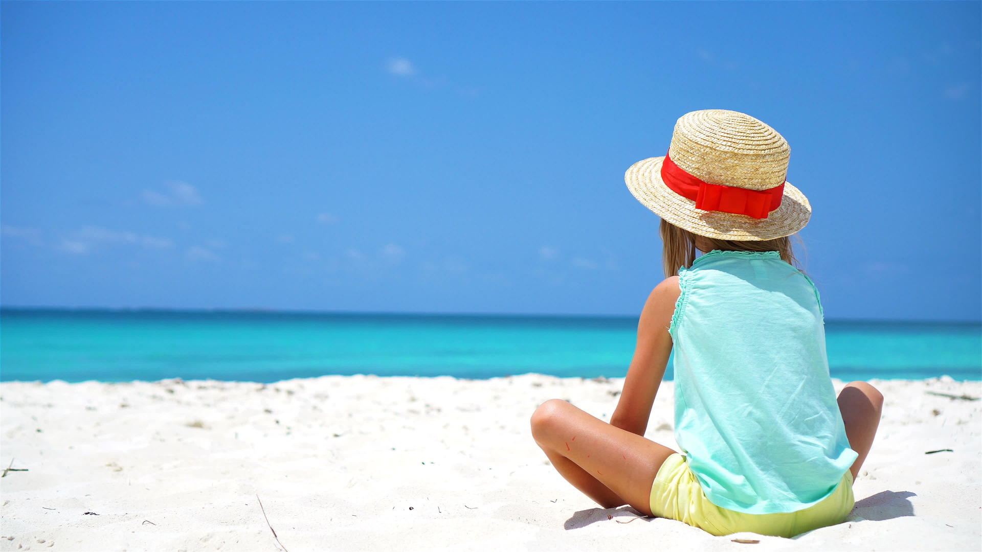 在海边戴帽子的小女孩在卡比巴度假视频的预览图