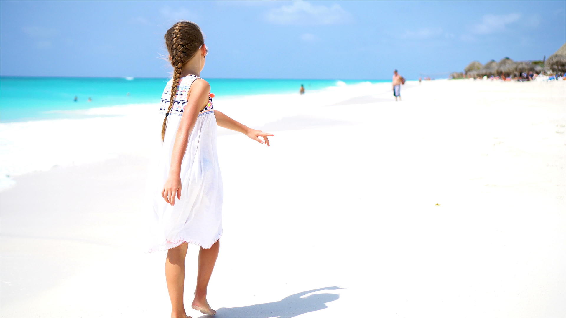 度假期间一个小旅游女孩在海滩上散步acaribbean视频的预览图