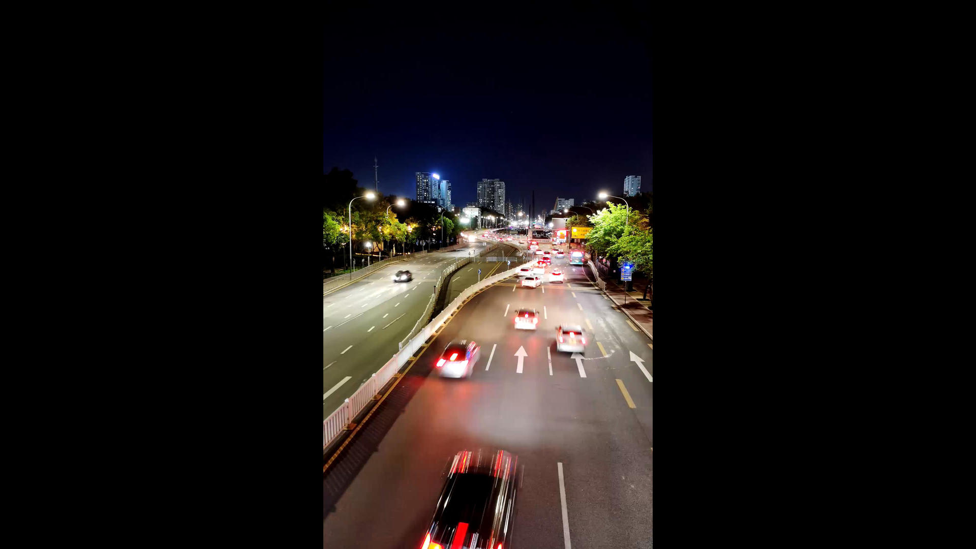 4K城市主干道交通延时竖屏视频的预览图