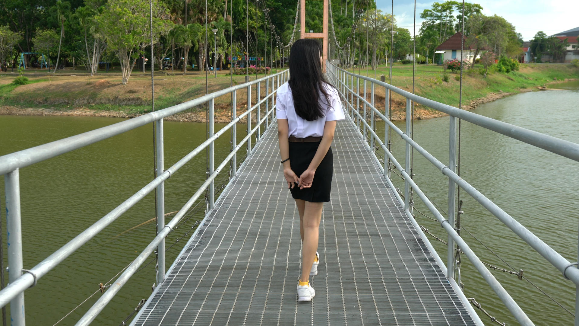 泰国少女桥梁上行走奔跑视频合集4K视频的预览图