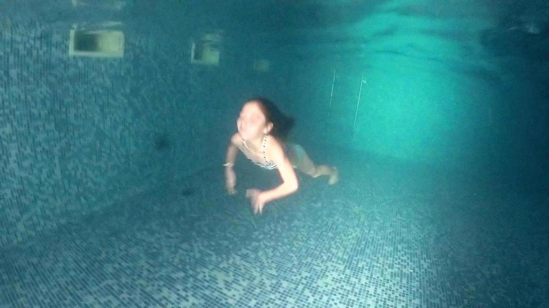 小女孩在室内游泳池游泳视频的预览图