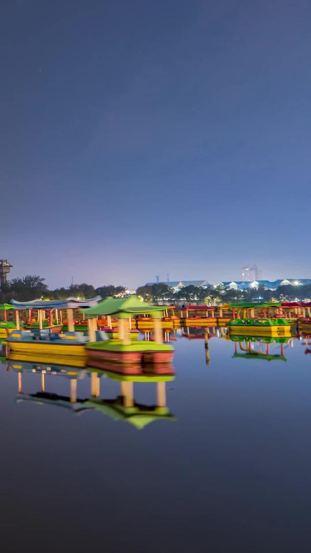 延迟河南开封夜景包公湖小船素材视频的预览图