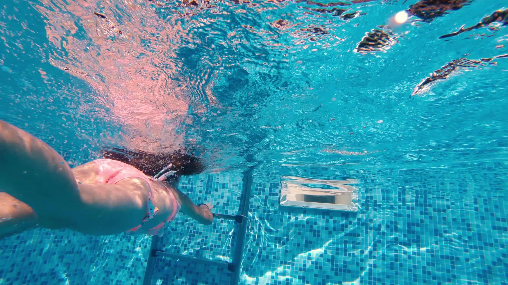 小女孩在游泳池潜水视频的预览图