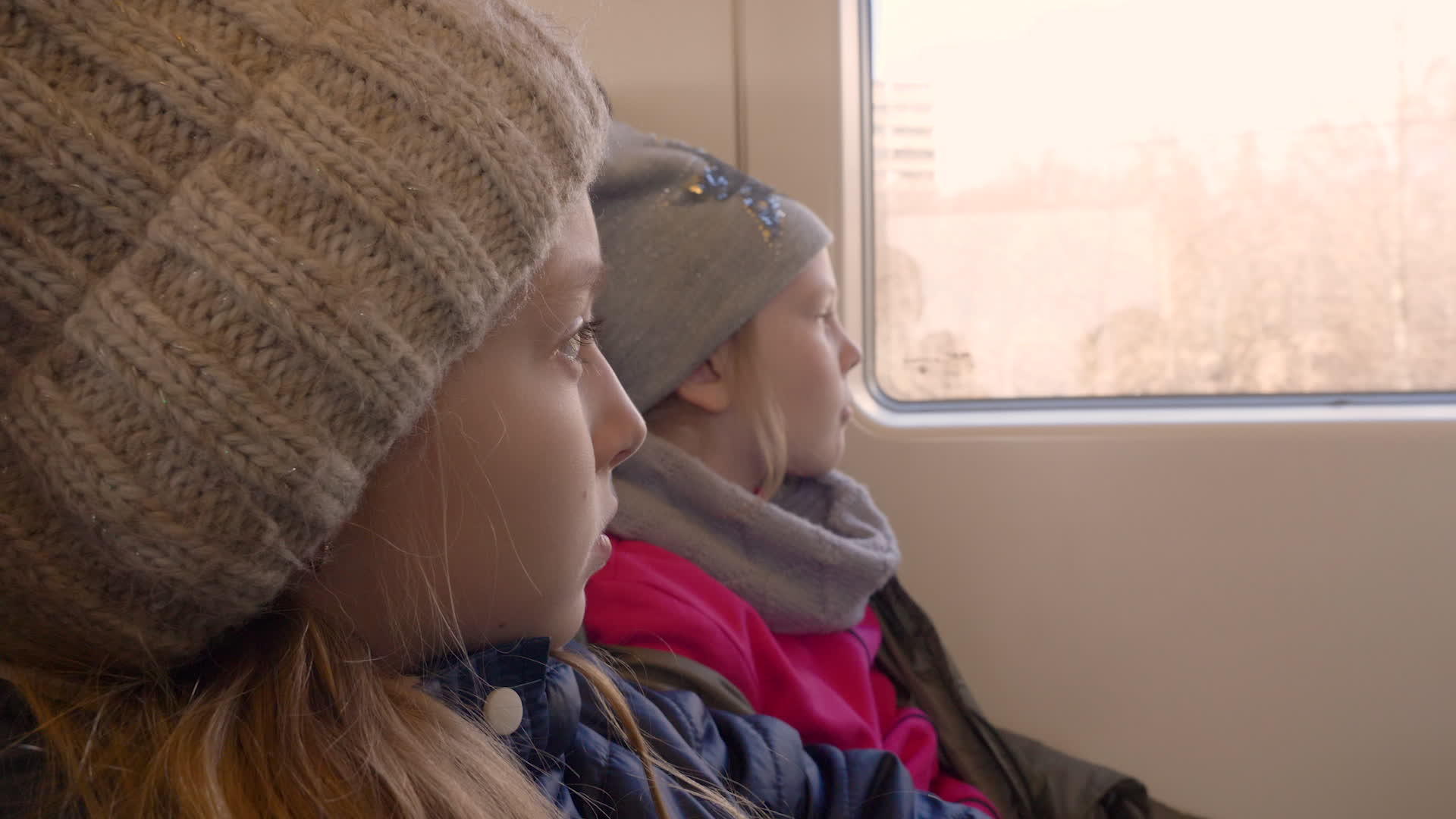 两个女孩透过窗户看着年轻女孩坐火车去校对Portnoy视频的预览图