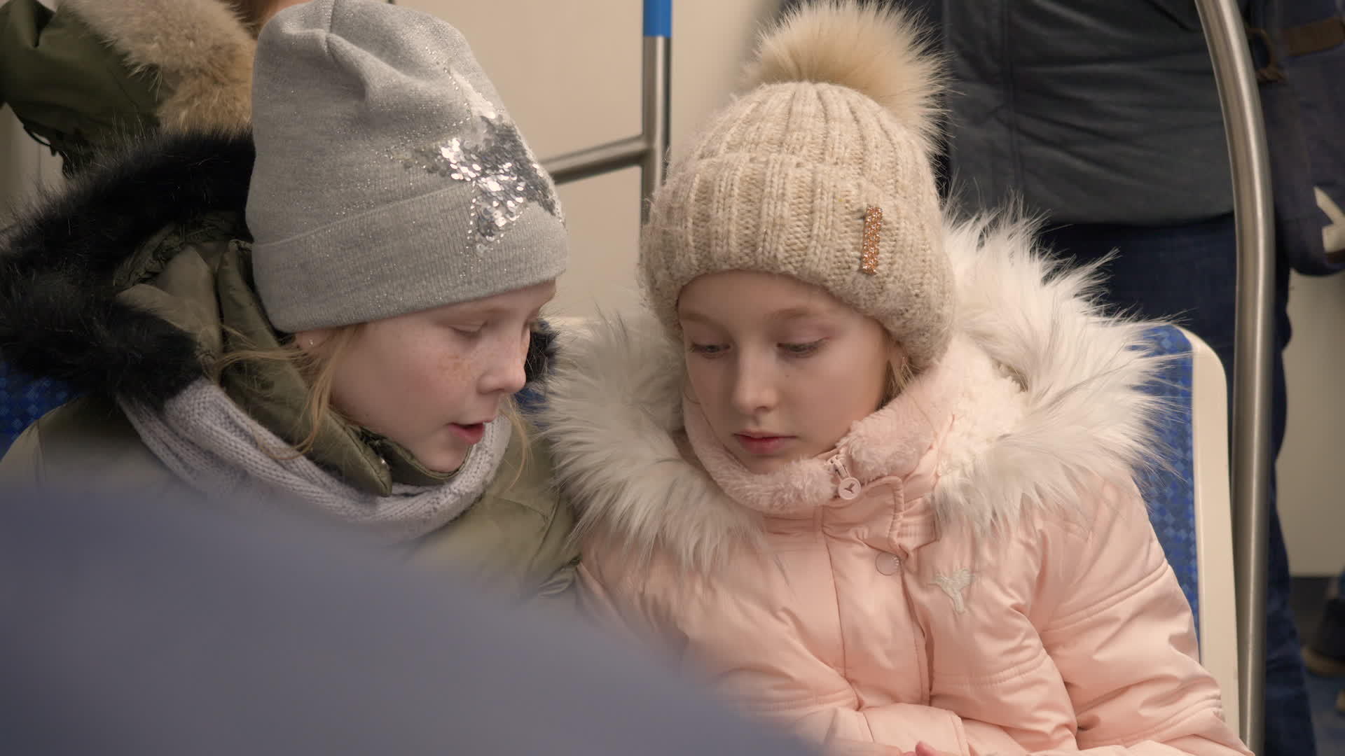 两个快乐的女孩坐在高角度的火车或公共汽车上视频的预览图