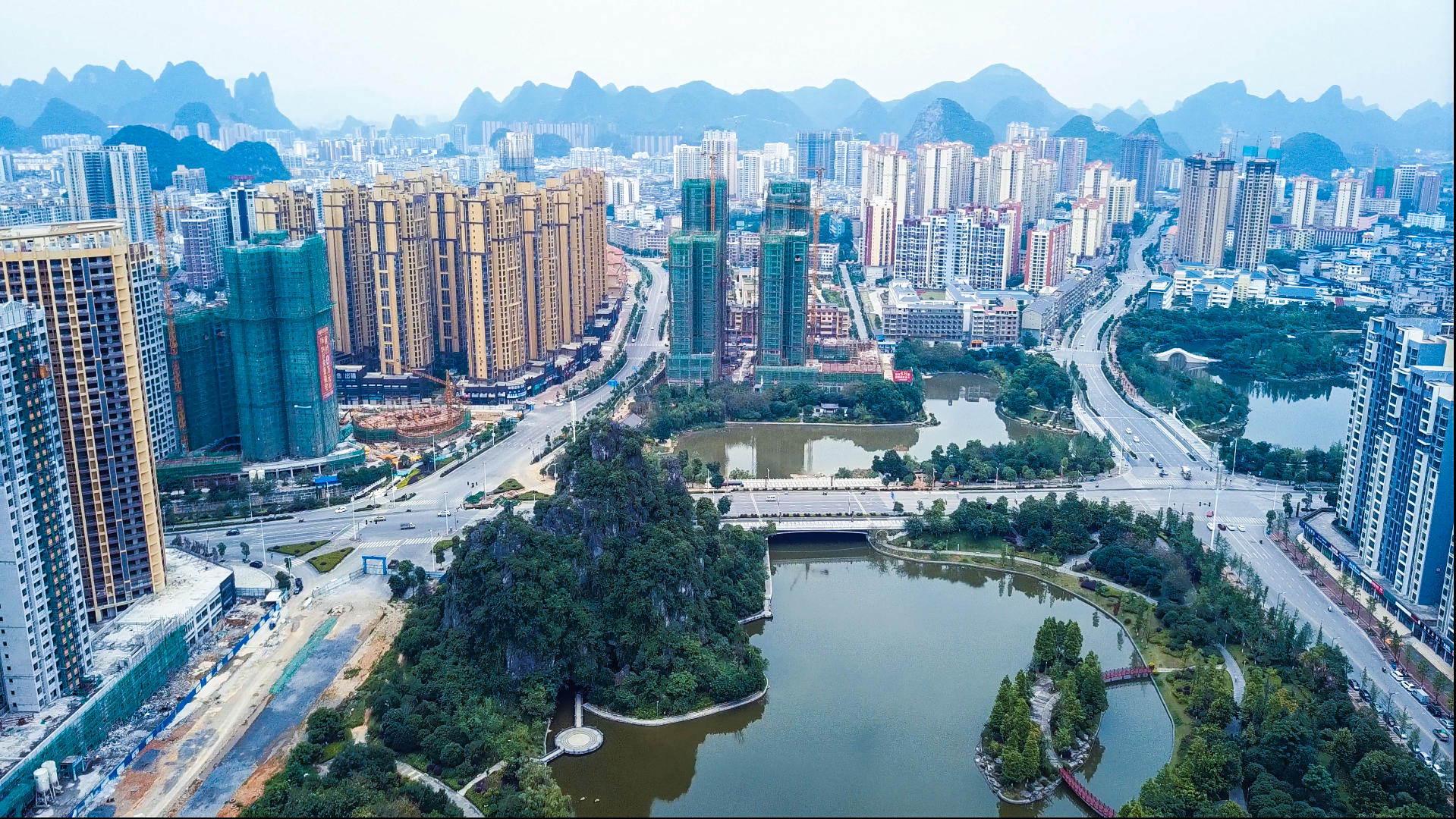 4k航拍桂林临桂新区城市建筑群视频的预览图