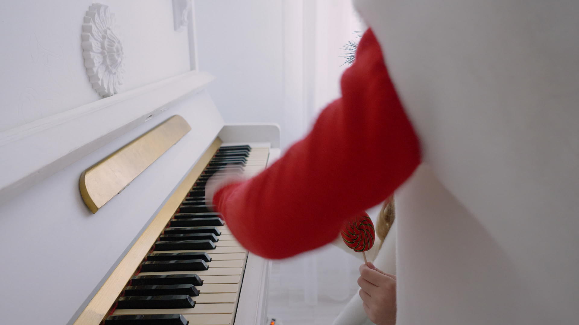 女孩在弹钢琴视频的预览图
