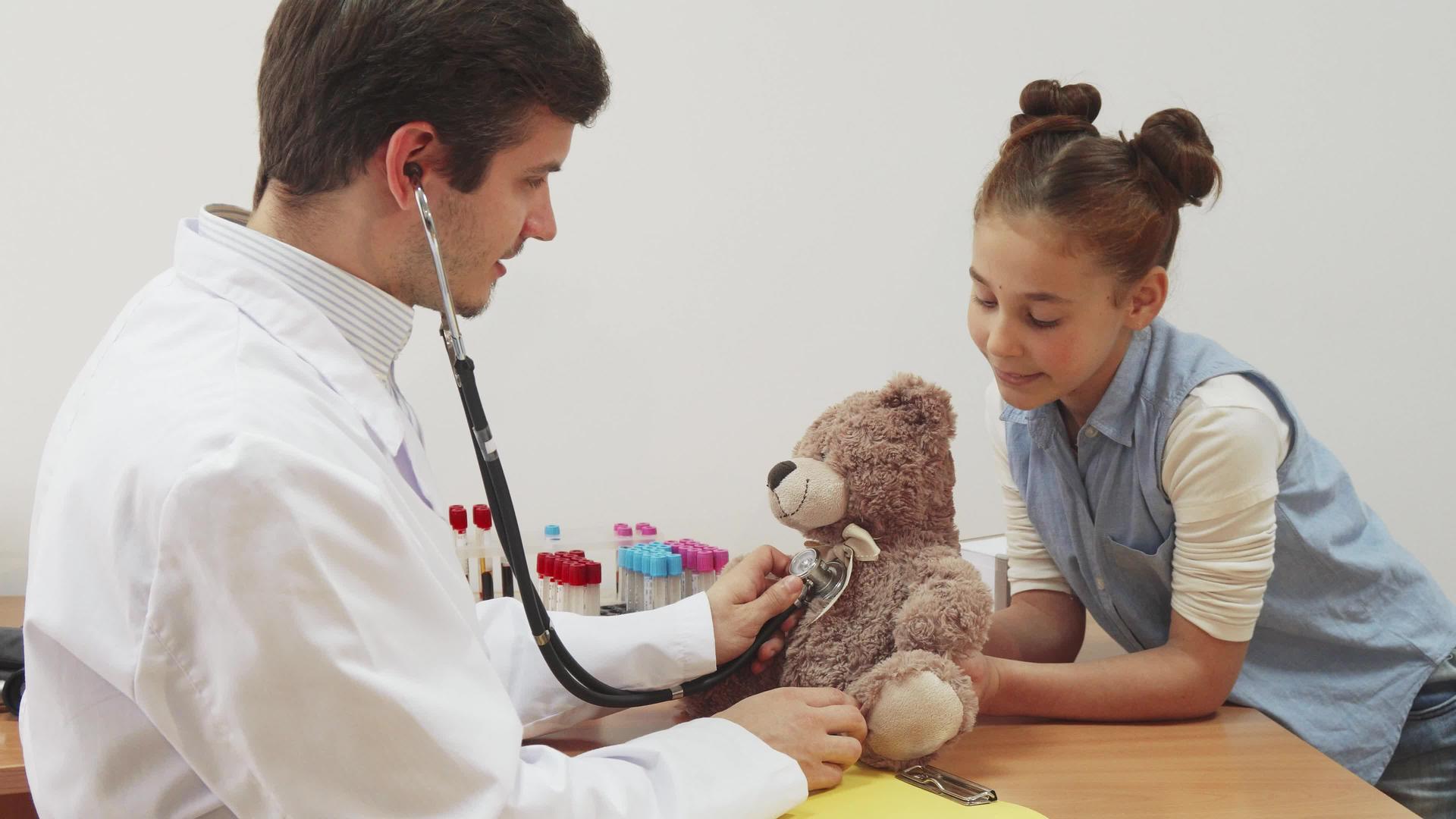一个小女孩带着她的泰迪熊去看医生预约视频的预览图
