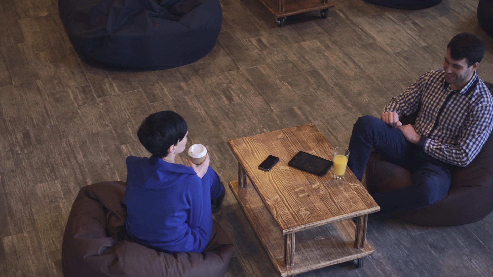一个喝咖啡休息的男人和一个女人一起休息视频的预览图