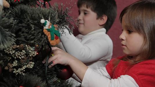 孩子们在圣诞树上装饰视频的预览图