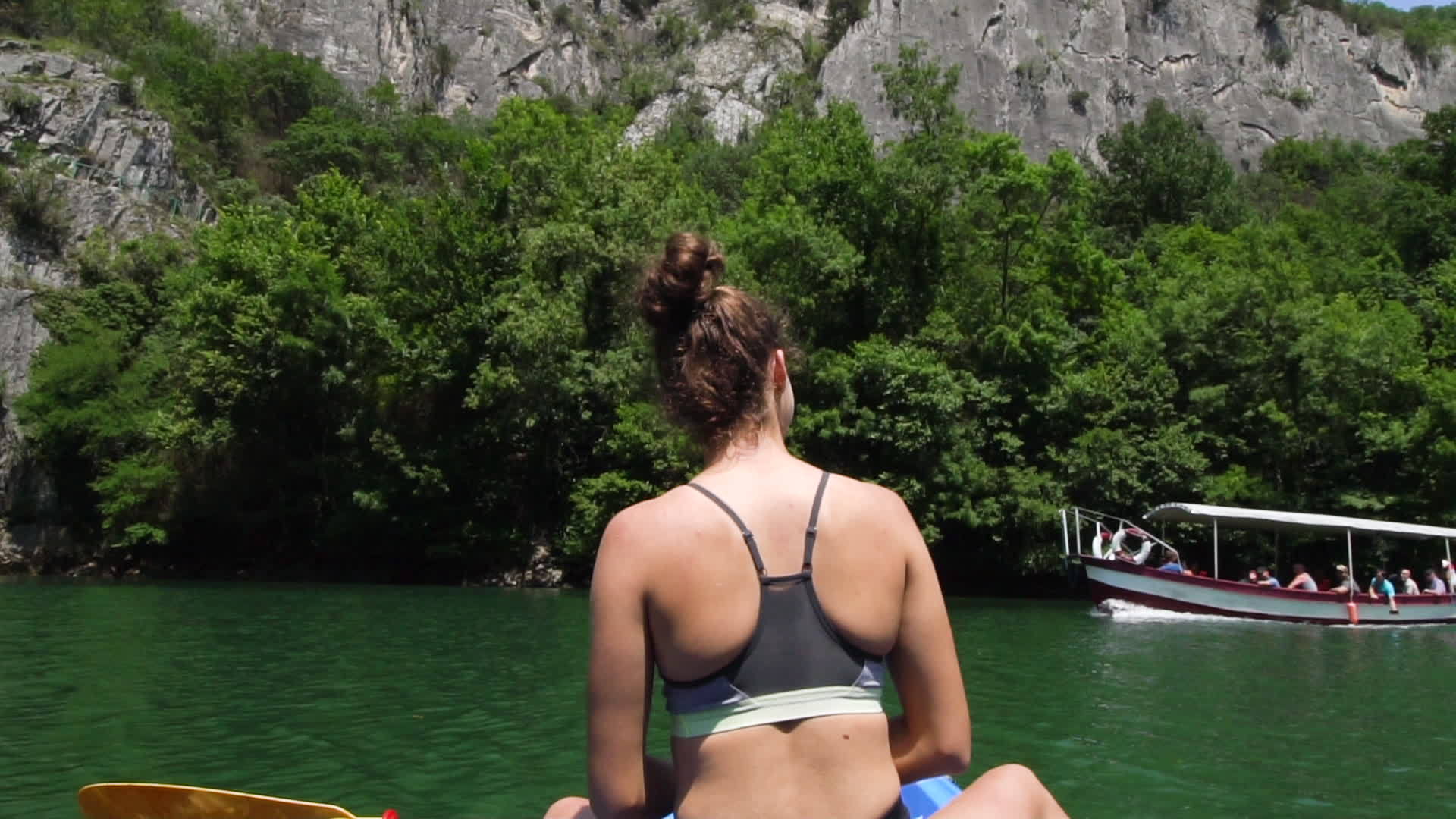 坐在皮艇上的女孩享受风景和乐趣视频的预览图