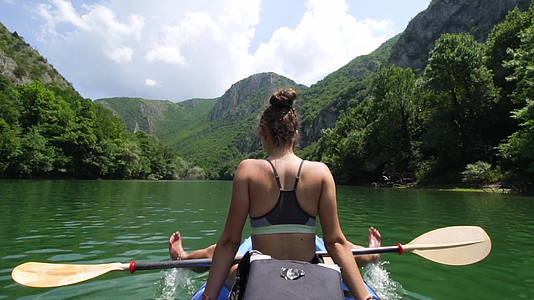 坐在皮艇上的女孩享受风景和乐趣视频的预览图