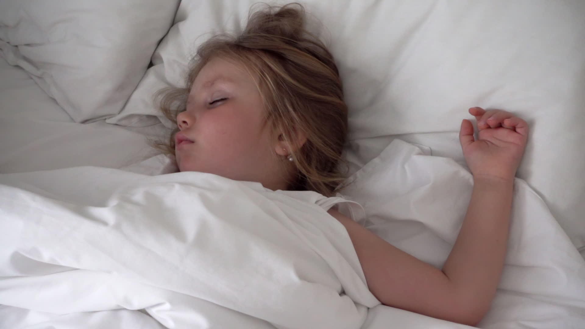 小女孩睡在床上视频的预览图