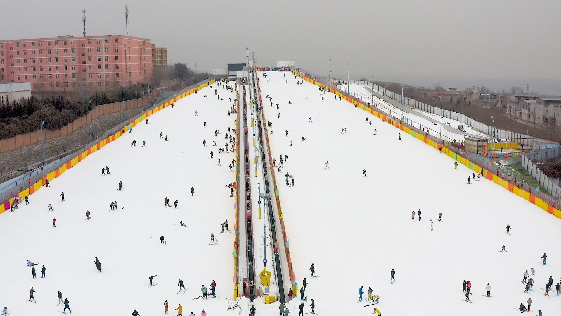 冬季运动滑雪场4K航拍视频的预览图