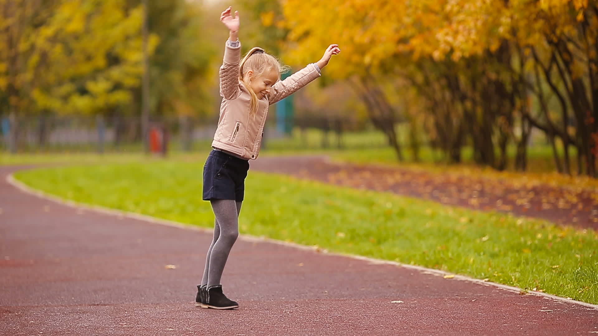 可爱可爱的小女孩在美丽的秋天玩得开心让车轮在美丽的秋天视频的预览图