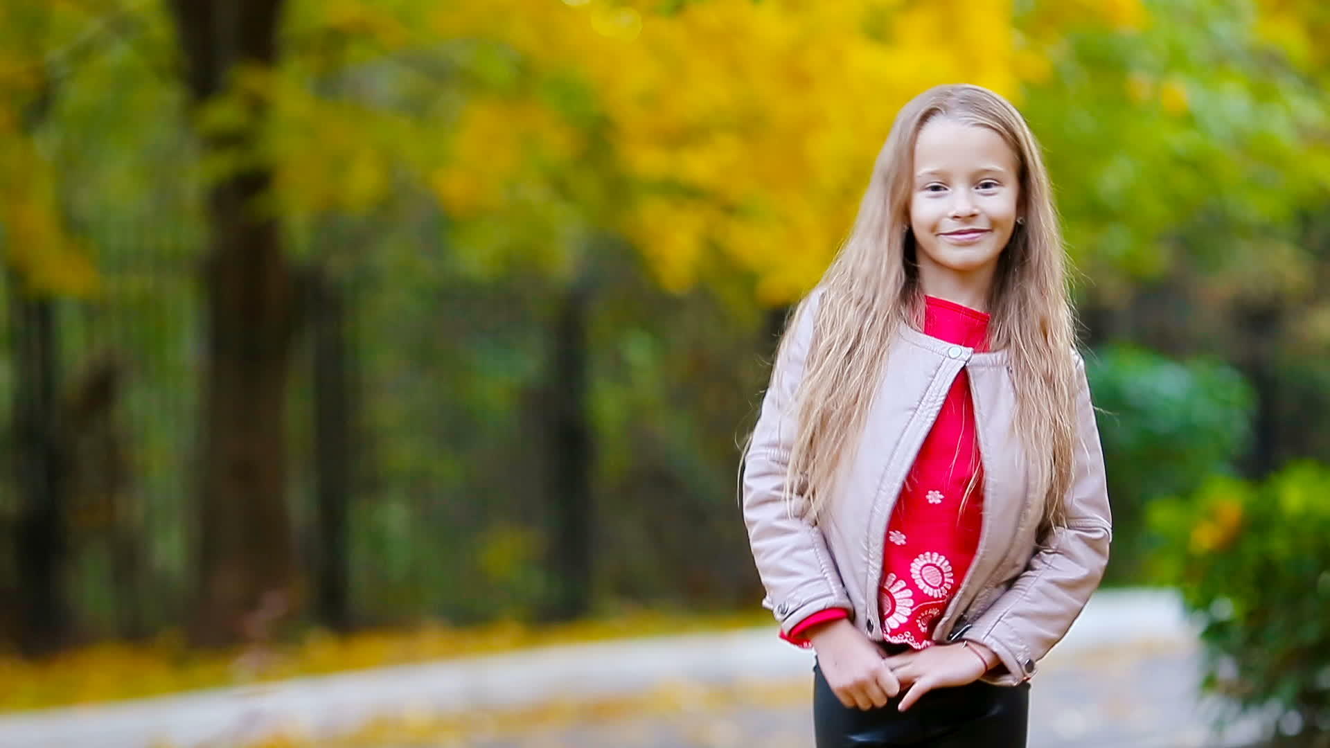 可爱的女孩在美丽的秋天户外视频的预览图