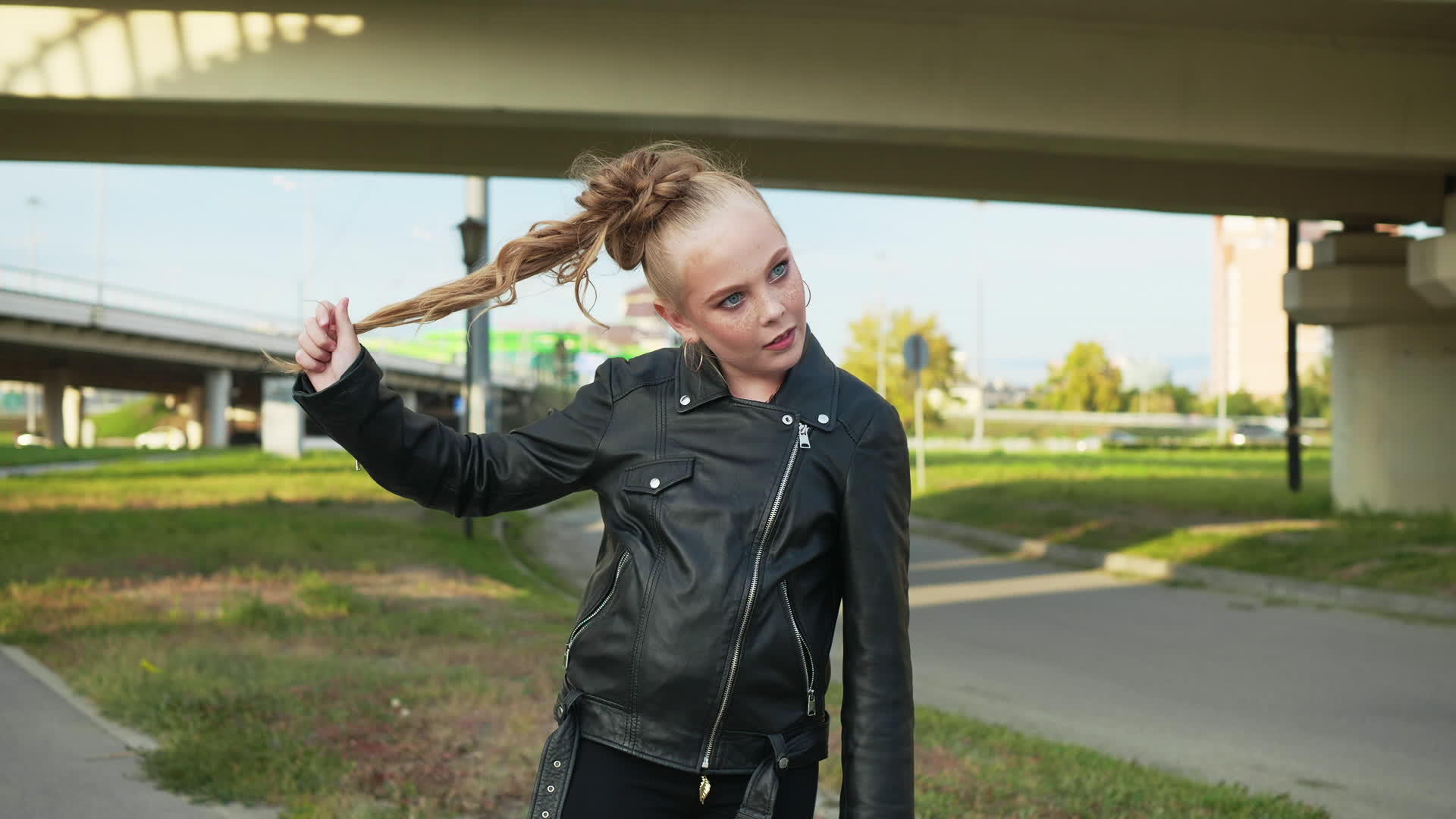 城市高速公路背景的女孩穿着黑色夹克视频的预览图