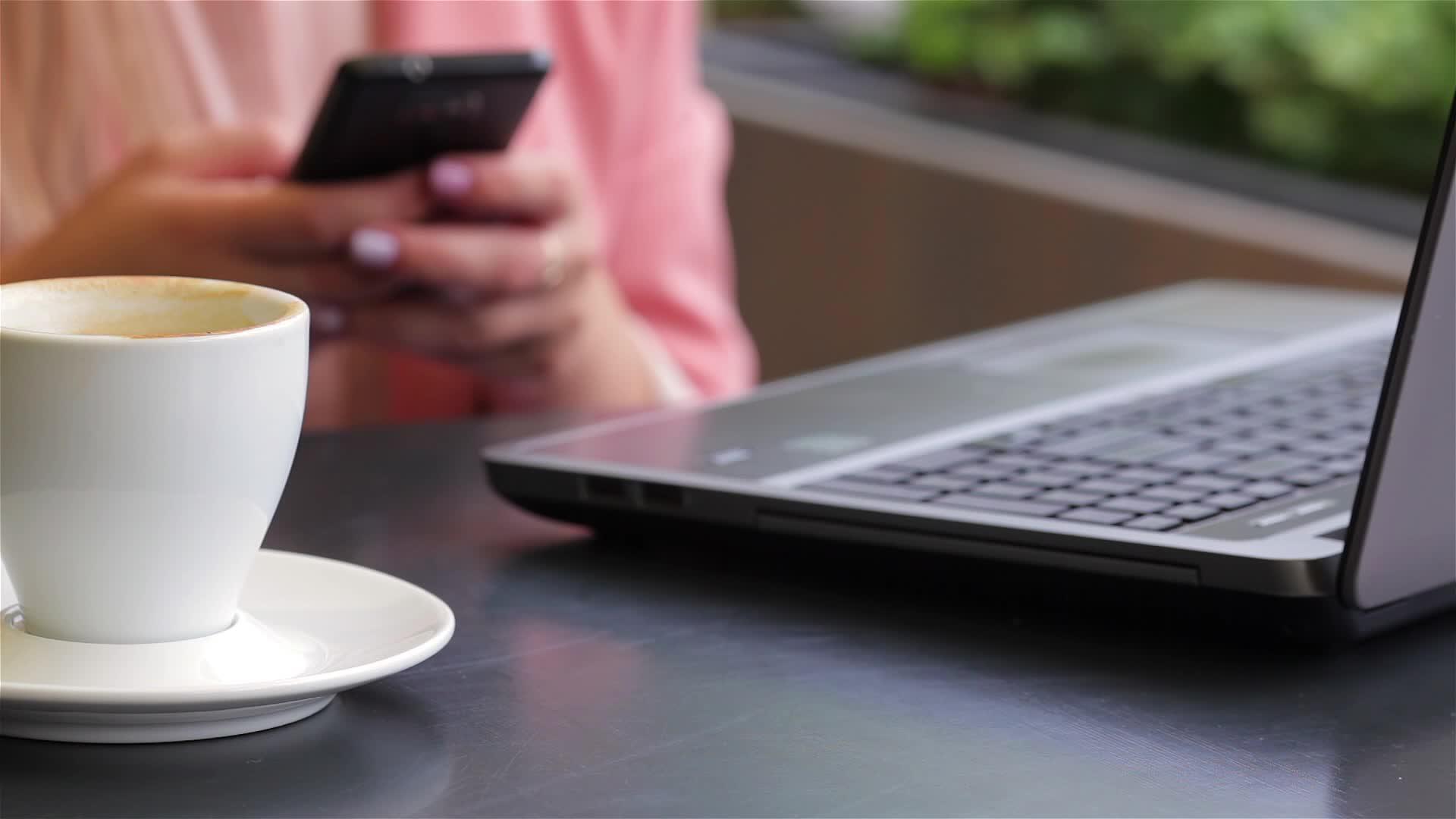 女孩在咖啡馆用手机视频的预览图