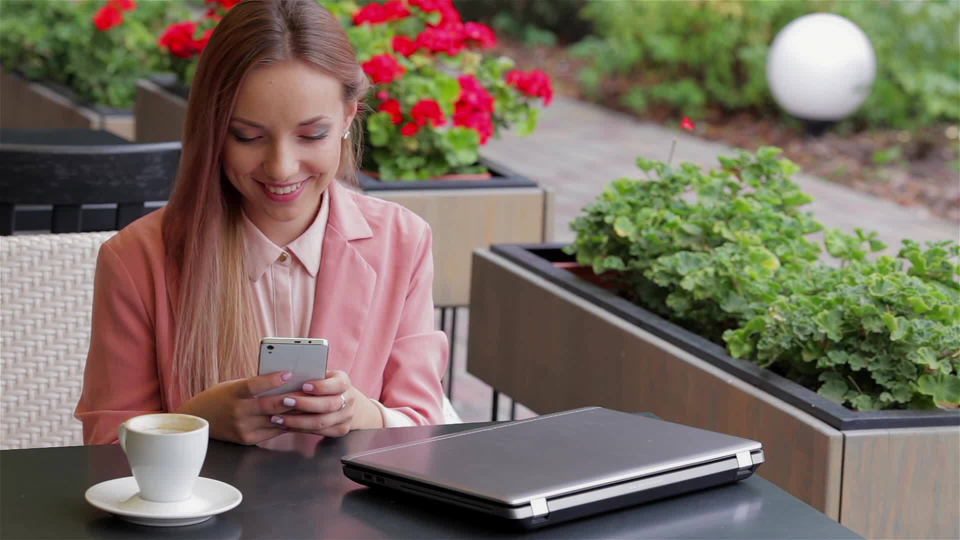 女孩在咖啡馆用手机视频的预览图