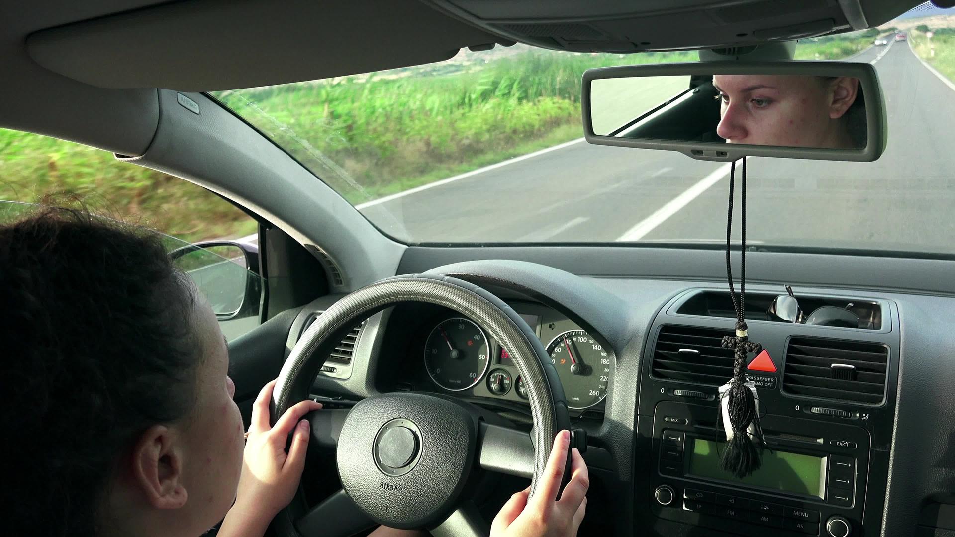 4k女孩开车后视农村公路的第一个视角视频的预览图