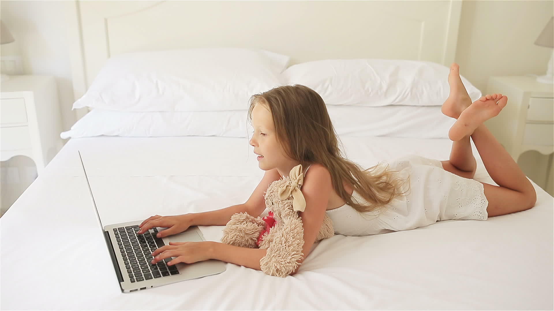 可爱的小女孩在笔记本电脑上做家庭作业视频的预览图