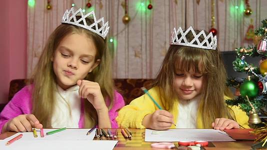 圣诞节的时候姐妹俩在桌子上发誓画画和玩耍视频的预览图