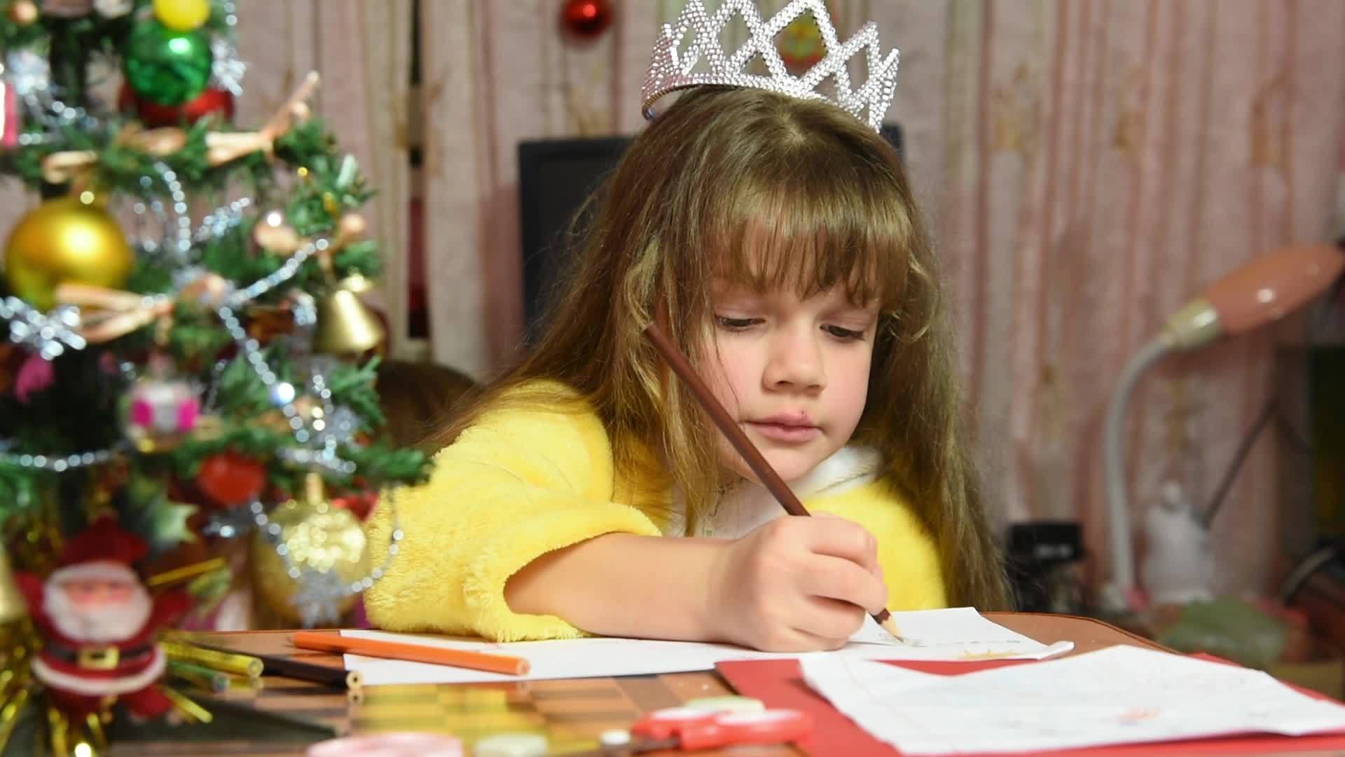 女孩在桌子旁画圣诞画视频的预览图