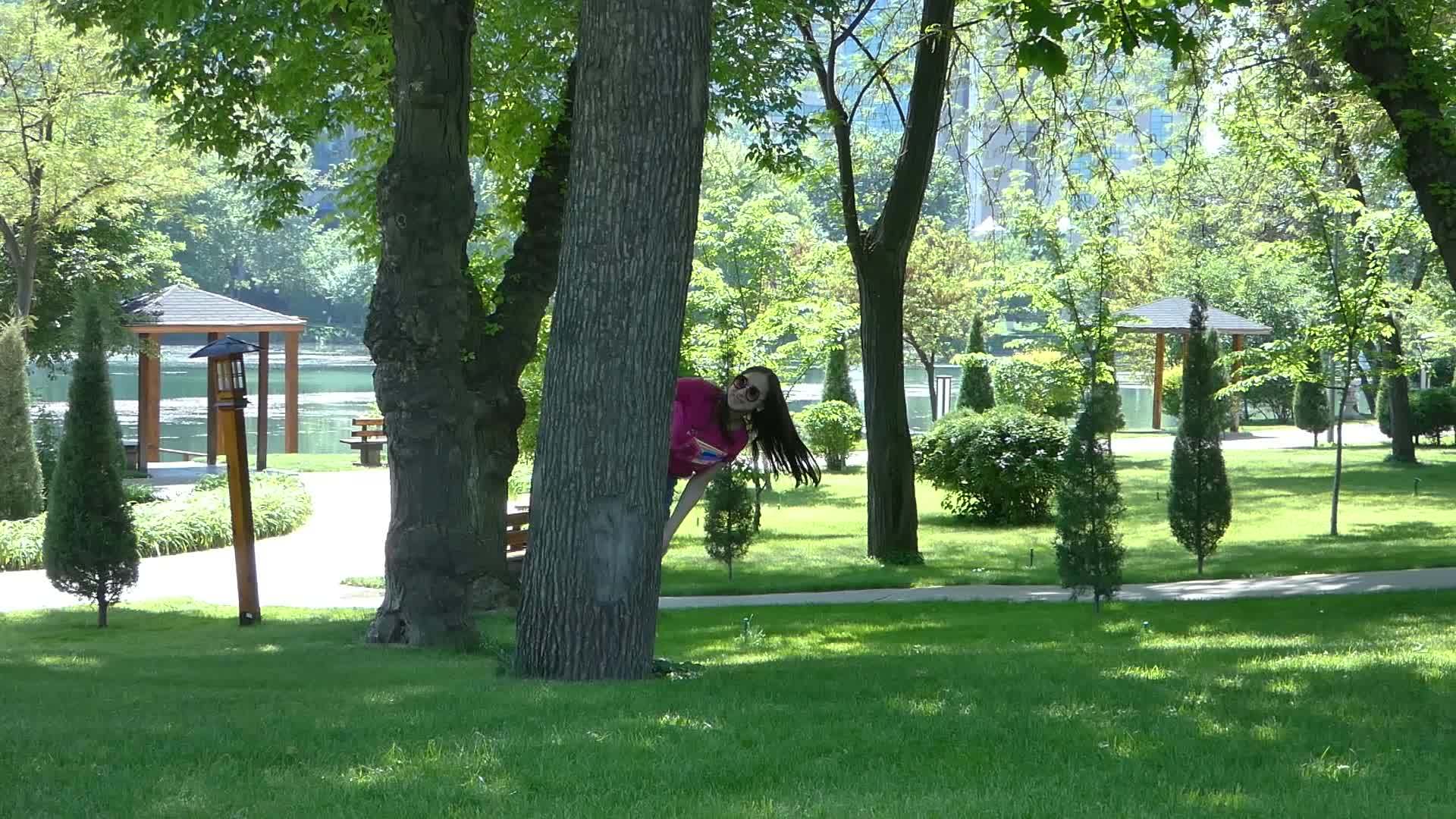 年轻女孩在一个美丽的公园里视频的预览图