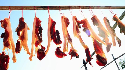 4K实拍春节传统美食晒腊肉年货视频的预览图