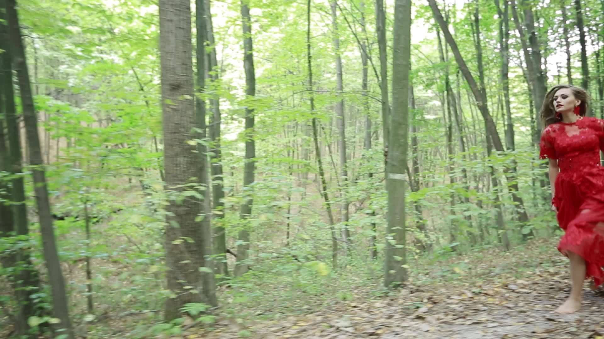 女孩在夏月森林里奔跑视频的预览图