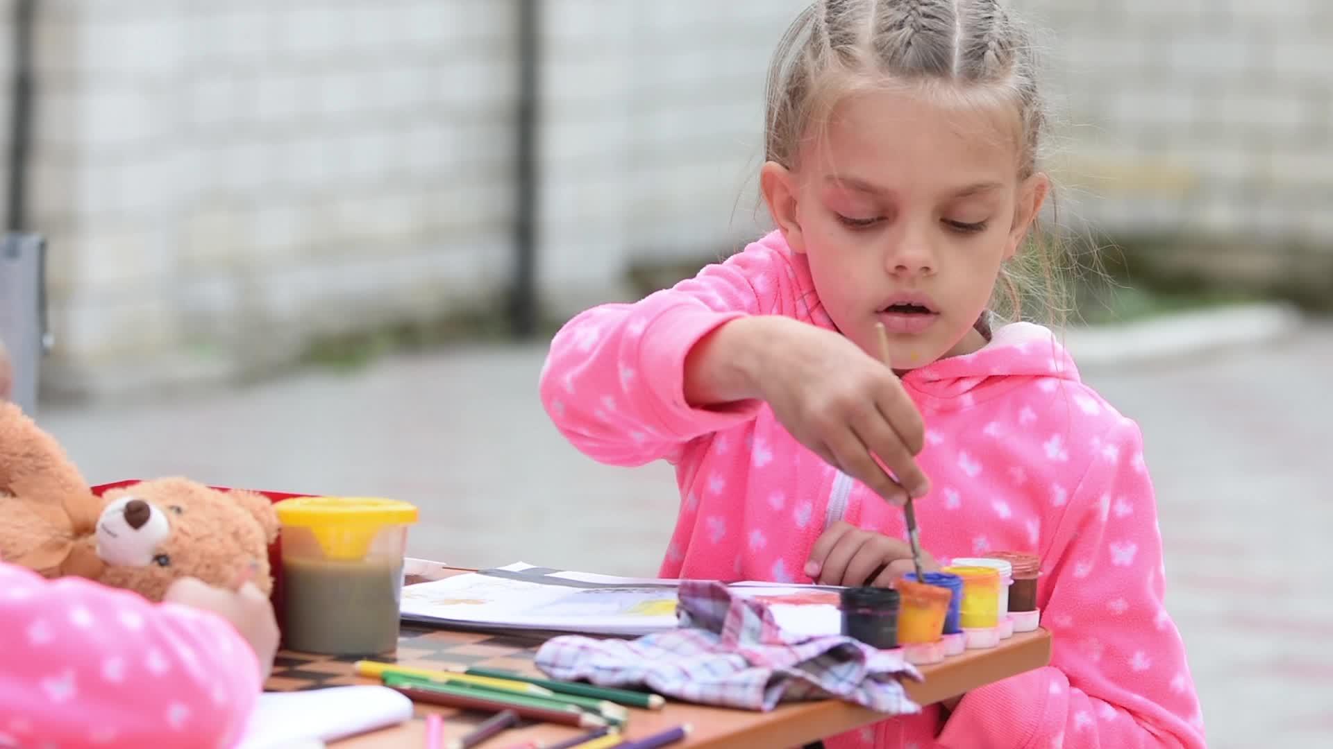 七岁女孩画水彩画视频的预览图